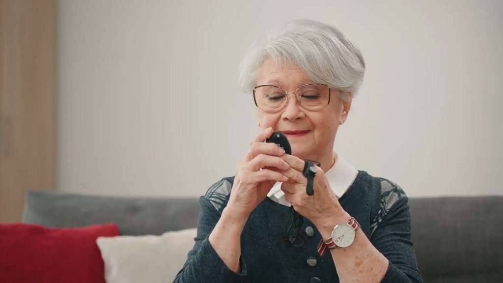 Elmúltál 65 éves? Akkor neked ingyen jár ez az okoseszköz